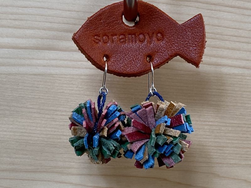 ミニボンボン ピアス Soramoyo